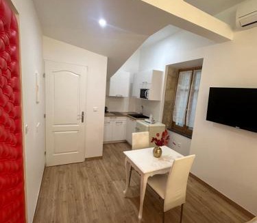 Centre Historique Apartment | Petit studio presbytère dans L'Église