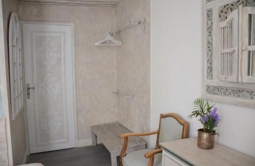 Bernay House | Petite chambre avec 2 lits dans maison d'artiste centre ville