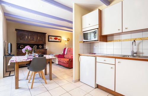 Mahalon Cottage | Petite house 'Glycine, Kerantum' with shared garden and Wi-Fi