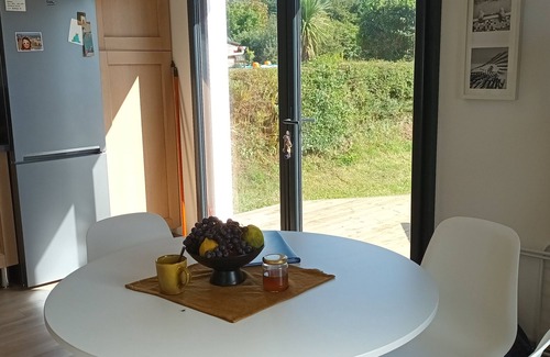 Saint-Urbaine House | Petite Maison Confortable et Bien Placée