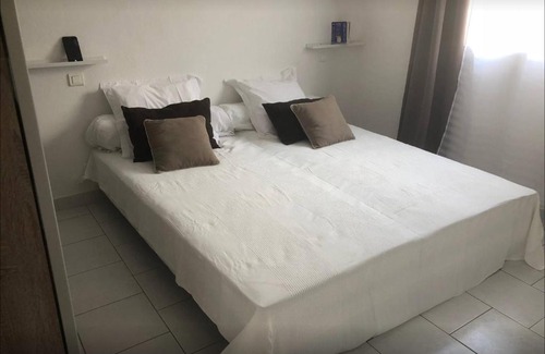Peymeinade House | Petite maisonette adossee mais independante avec piscine