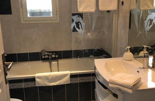 Peymeinade House | Petite maisonette adossee mais independante avec piscine