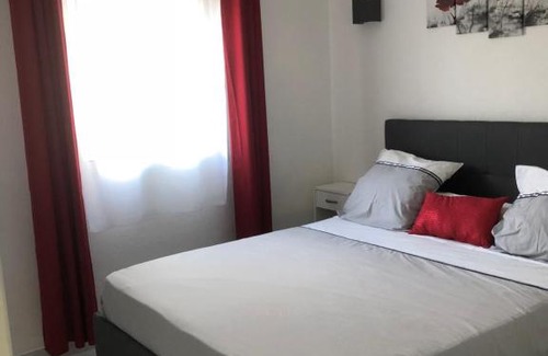 Peymeinade House | Petite maisonette adossee mais independante avec piscine