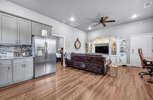Bentonville - Fayetteville Cabin | Petite Natural State Retreat 1 Bedroom & 1 Bathroom Luxury Guest House