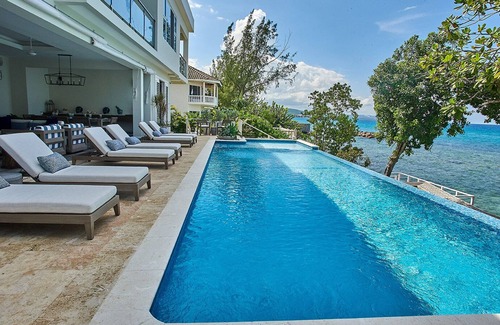 Runaway Bay Villa | Petite Paradise - 4 Bedroom Luxury Villa with Private Beach