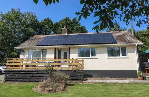 Malltraeth House | PETLYNS PATCH, pet friendly, character holiday cottage in Llangefni