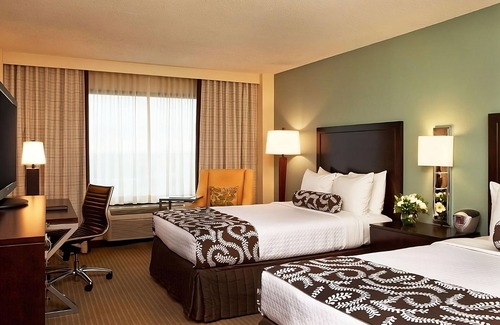 Eagan Park Hotel | Pets are Allowed HERE! Outdoor Pool, Minutes From Delta Flight Museum