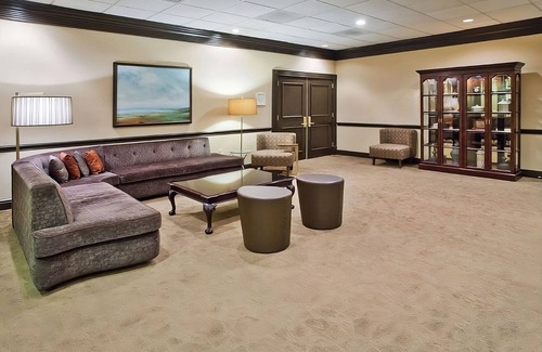 Eagan Park Hotel | Pets are Allowed HERE! Outdoor Pool, Minutes From Delta Flight Museum