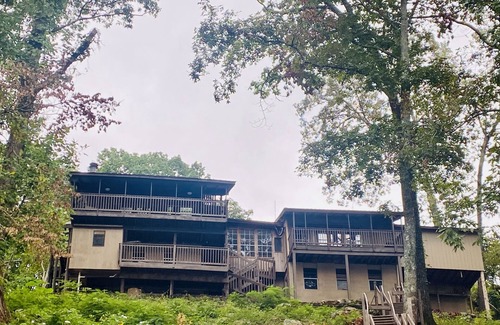 Stemley Cabin | Pets/Kids love the Jacuzzi @ Large Lakeside Cabin