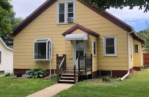Pocahontas House | Pets welcome. Sleeps 7. Pocahontas. Wifi and Air Conditioning