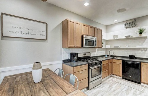 Pflugerville House | Pflugerville/Round Rock/Sleeps 10 Guests