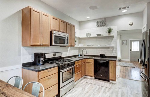 Pflugerville House | Pflugerville/Round Rock/Sleeps 10 Guests