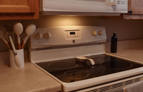Brentwood Apartment | PGH Home Away From Home - Pet Friendly!