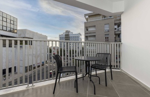 City Centre Apartment | Phaedrus Living Mini Art House Kahlo