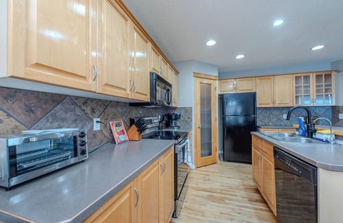 Kincora House | Phenomenal 3-bedroom house with high speed WiFi, Central AC, Double Garage