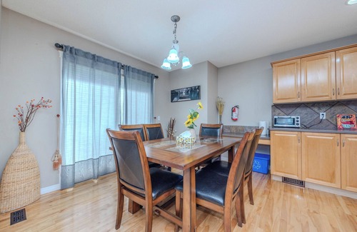 Kincora House | Phenomenal 3-bedroom house with high speed WiFi, Central AC, Double Garage