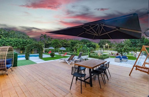 West Little River Villa | Phenomenal Villa w/Cinema! Huge Outdoor Billiard+Basketball Court & Pool