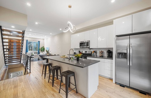 South Philadelphia House | Philly skyline with rooftop jacuzzi