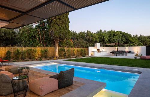 Houdetsi Villa | Physis Villas - Metal & Wood
