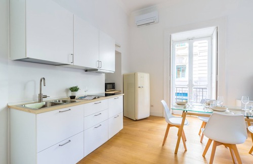Chiaia Apartment | Piazza Amedeo Stylish Apartment by Wonderful Italy