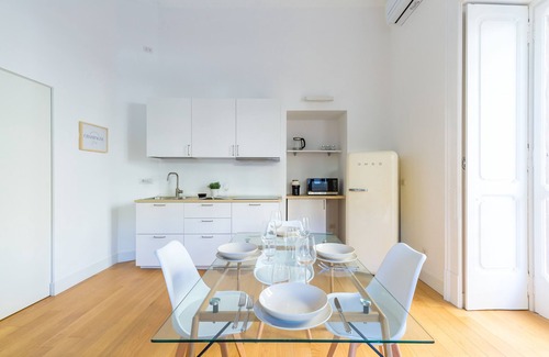 Chiaia Apartment | Piazza Amedeo Stylish Apartment by Wonderful Italy