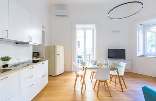 Chiaia Apartment | Piazza Amedeo Stylish Apartment by Wonderful Italy