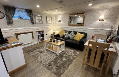 Llanddowror House | Picton Cottage Studio - A beautiful newly refurbished annexe with handmade features