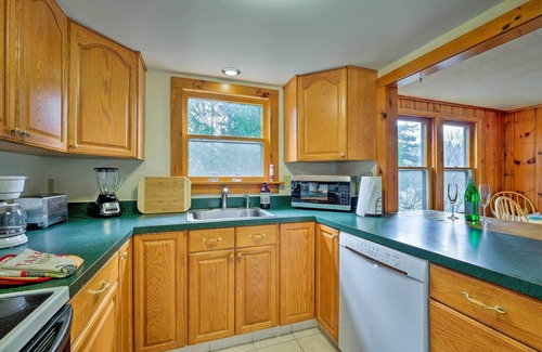 Hinsdale Cottage | Picturesque Cottage with Sunroom on Ashmere Lake!