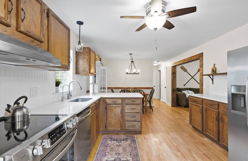 Silver Bay House | Picturesque Family Getaway: Close to Beach ~ Yard!