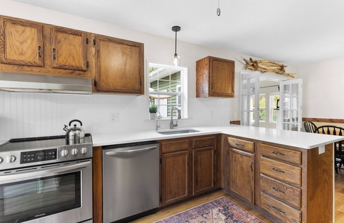 Silver Bay House | Picturesque Family Getaway: Close to Beach ~ Yard!
