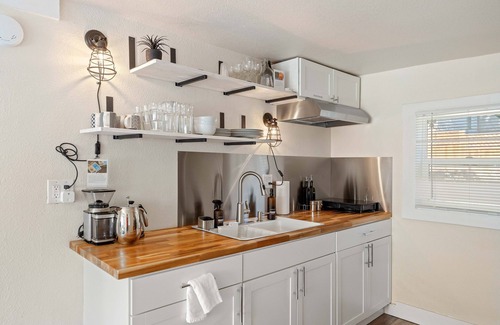 Dunsmuir Apartment | Picturesque Garden Retreat w/Deck With Hot Tub
