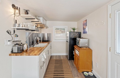 Dunsmuir Apartment | Picturesque Garden Retreat w/Deck With Hot Tub