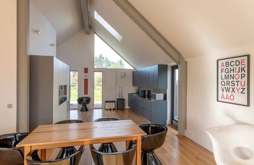 Westhill Cabin | Picturesque log cabin and garden