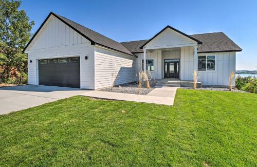 Stratford House | Picturesque Moses Lake House with Boating Dock