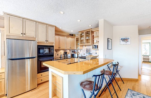 Waitsfield Condo | Picturesque mountain view condo with fireplace, balcony, deck, pool, & kitchen