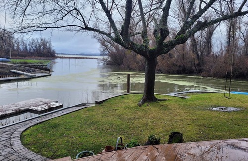 Lakeport House | Picturesque sunset views perfect for couples, families and fishermen