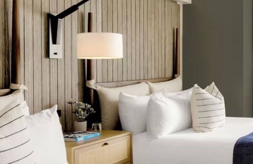 Goat Island Hotel | Picturesque Waterfront Resort at Newport Harbor | Waterview Room | Outdoor Pool