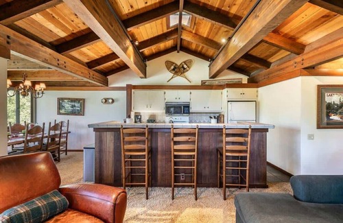 Tahoe Sierra Estates House | Pier|Beach|Tennis|Pickleball|Walk to Town