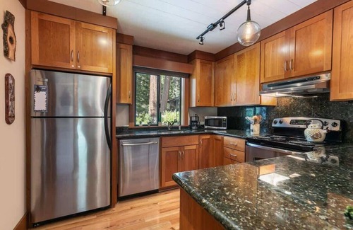 Tahoe Sierra Estates House | Pier|Beach|Tennis|Pickleball|Walk to Town