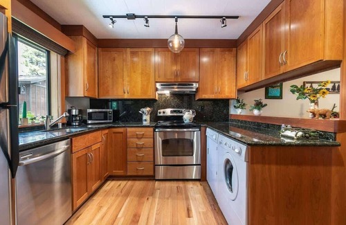 Tahoe Sierra Estates House | Pier|Beach|Tennis|Pickleball|Walk to Town