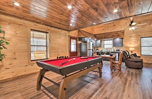 Pigeon Forge House | Pigeon Forge Cabin with Hot Tub 1 Mi to Parkway