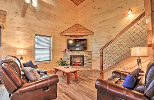 Pigeon Forge House | Pigeon Forge Cabin with Hot Tub 1 Mi to Parkway