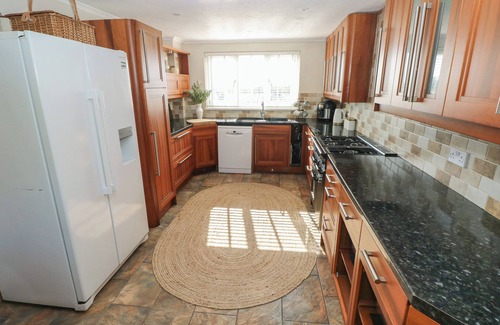 St Ishmaels Cottage | PIGLET COTTAGE, pet friendly, with hot tub in Milford Haven