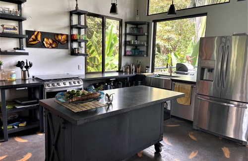 Langostino House | Pilon de Pavones Plush Hideaway