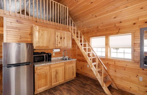 Bethlehem Cabin | Pine Cabin: Cozy Lakefront Log Cabin