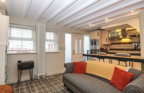 Dinas Dinlle House | PINE COTTAGE, pet friendly, country holiday cottage in Dinas Dinlle