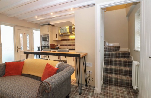 Dinas Dinlle House | PINE COTTAGE, pet friendly, country holiday cottage in Dinas Dinlle