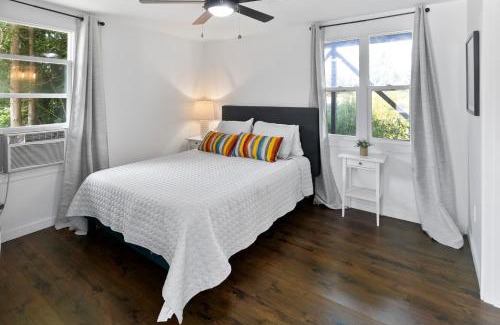 Douglas House | Pine Cove - Close to downtown and beaches
