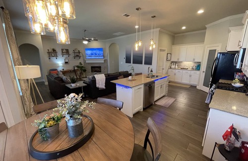 Lubbock House | Pine Cove LBK | Entire Home | 3 Bed | 2 Car Garage