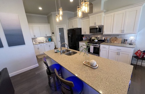 Lubbock House | Pine Cove LBK | Entire Home | 3 Bed | 2 Car Garage